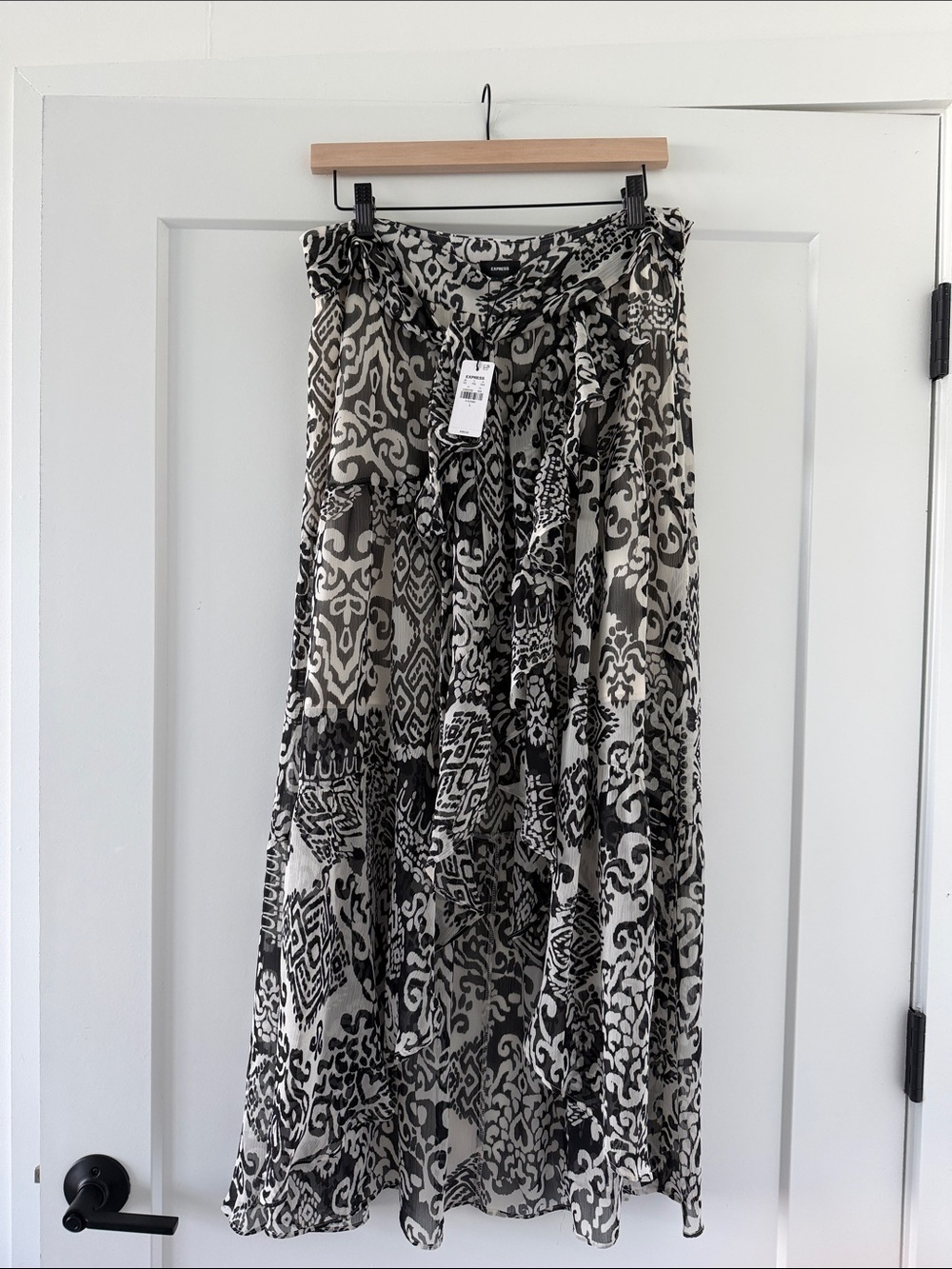 NWT Express Women’s Black & White Printed High Low Skirt